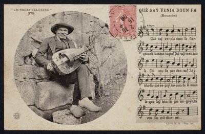 Cartolina raffigurante un suonatore di ghironda e lo spartito di una bourree, c.1900 da French Photographer
